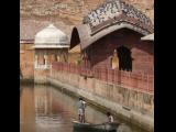 [Cliquez pour agrandir : 167 Kio] Jaipur - Le fort d'Amber : bateau sur le lac.