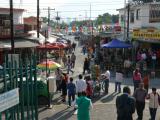 [Cliquez pour agrandir : 175 Kio] Monterrey - Boutiques et marchands ambulants devant le parvis de la basilique.