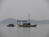 [Cliquez pour agrandir : 30 Kio] Liyang - Environs du lac Tianmu : bateaux traditionnels.