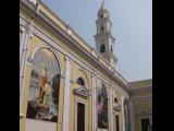 [Cliquez pour agrandir : 115 Kio] Agra - La cathédrale de l'Immaculée Conception : la cour et le clocher.
