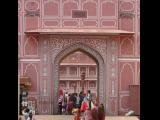 [Cliquez pour agrandir : 154 Kio] Jaipur - Le palais de la cité : porte.