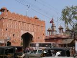 [Cliquez pour agrandir : 159 Kio] Jaipur - Une porte et des embouteillages.