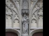 [Cliquez pour agrandir : 94 Kio] Gand - La cathédrale Saint-Bavon : le porche Sud : statue de la Vierge à l'Enfant.