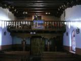 [Cliquez pour agrandir : 77 Kio] Taos Pueblo - The church of San Geronimo: the entrance and the tribune.