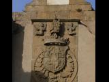 [Cliquez pour agrandir : 85 Kio] Fontarabie - Porte fortifiée : détail montrant le blason surmonté d'une statue de la Vierge et d'un cadran solaire.