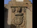 [Cliquez pour agrandir : 85 Kio] Fontarabie - Porte fortifiée : détail montrant le blason surmonté d'une statue de la Vierge et d'un cadran solaire.