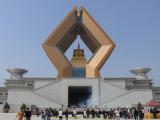 [Cliquez pour agrandir : 63 Kio] Famen - Le nouveau complexe : la pagode moderne vue de l'extérieur.