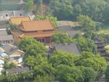 [Cliquez pour agrandir : 139 Kio] Hangzhou - La pagode Leifeng : temple vu de la pagode.
