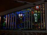 [Cliquez pour agrandir : 94 Kio] Châteauneuf-de-Galaure - Les Foyers de la Charité : le sanctuaire Sainte-Marie-Mère-de-Dieu : vitrail de Yoki.