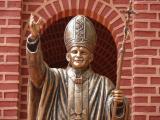 [Cliquez pour agrandir : 160 Kio] Ranchi - La cathédrale Sainte-Marie : statue de Saint Jean-Paul II.
