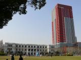 [Cliquez pour agrandir : 93 Kio] Shanghai - L'Université Normale de la Chine de l'Est : le campus de Putuo : bâtiment au pied du « Sun building ».