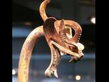 [Cliquez pour agrandir : 62 Kio] Pékin - Le Poly art museum : tête de dragon en bronze de la dynastie des Han occidentaux.