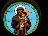 [Cliquez pour agrandir : 71 Kio] Peñasco - The church of San Antonio: stained glass window representing Saint Anthony.