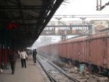 [Cliquez pour agrandir : 122 Kio] Delhi - Train de marchandises en gare d'Old Delhi.