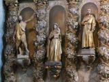 [Cliquez pour agrandir : 214 Kio] Saint-Pée-sur-Nivelle - L'église Saint-Pierre : le retable : détail : saint Jean-Baptiste, Virge à l'Enfant et saint François.