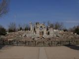 [Cliquez pour agrandir : 69 Kio] Pékin - Parc Yuanmingyuan : ruines du bâtiment européen Dashuifa de l'ancien palais d'été.