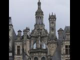[Cliquez pour agrandir : 81 Kio] Chambord - Le château : les décorations des toits.