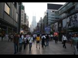 [Cliquez pour agrandir : 86 Kio] Shanghai - La rue de Nankin.