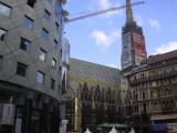 [Cliquez pour agrandir : 81 Kio] Autriche : Vienne - La cathédrale Saint-Étienne : reflet sur le bâtiment Haas Haus.