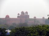 [Cliquez pour agrandir : 106 Kio] Delhi - Le fort rouge vu de la grande mosquée.