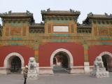 [Cliquez pour agrandir : 94 Kio] Pékin - Le parc Beihai : la salle du roi céleste : l'entrée.