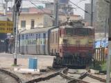 [Cliquez pour agrandir : 149 Kio] Agra - La gare d'Agra Fort : train de voyageurs.