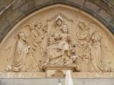 [Cliquez pour agrandir : 98 Kio] Biarritz - L'église Sainte-Eugénie : le portail : tympan représentant la Vierge à l'Enfant.
