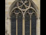 [Cliquez pour agrandir : 119 Kio] Bayonne - La cathédrale : vitrail vu du cloître.