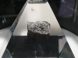 [Cliquez pour agrandir : 48 Kio] Alamogordo - The Museum of Space History: Moon rock sample.