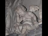 [Cliquez pour agrandir : 69 Kio] Amiens - La cathédrale : la statue de l'ange pleureur.