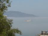 [Cliquez pour agrandir : 70 Kio] San Francisco - Alcatraz: the island in the fog.