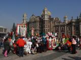 [Cliquez pour agrandir : 145 Kio] Mexico - La basilique Notre-Dame-de-Guadalupe : chants et danses traditionnels de pélerins.