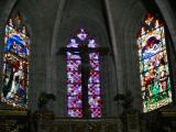 [Cliquez pour agrandir : 126 Kio] Burgos - L'église Saint-Gil : vitraux et crucifix.