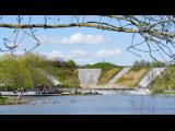 [Cliquez pour agrandir : 128 Kio] La Courneuve - Le parc Georges-Valbon : étang, cascades et oies de Bernache.