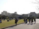 [Cliquez pour agrandir : 73 Kio] Shanghai - L'Université Normale de la Chine de l'Est : le campus de Putuo : bâtiment principal et statue de Mao Zedong.