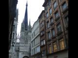 [Cliquez pour agrandir : 97 Kio] Rouen - La cathédrale Notre-Dame : la façade vue depuis la rue du Gros-horloge.