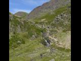 [Cliquez pour agrandir : 127 Kio] Orthez - Le pic du Midi d'Ossau : flanc de montagne avec un torrent et une cascade.