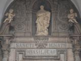 [Cliquez pour agrandir : 77 Kio] Azpeitia - La basilique Saint-Ignace : l'extérieur : statue de Saint-Ignace.