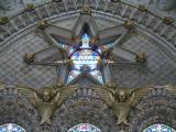 [Cliquez pour agrandir : 126 Kio] Lyon - La basilique Notre-Dame-de-Fourvière : l'église haute : vitrail en forme d'étoile à sept branches.