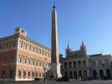 [Cliquez pour agrandir : 72 Kio] Rome - La place Saint-Jean-de-Latran : le palais du Latran, la basilique et l'obélisque.