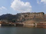 [Cliquez pour agrandir : 93 Kio] Jaipur - Le fort d'Amber : lac et vue générale.
