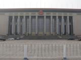 [Cliquez pour agrandir : 74 Kio] Pékin - La place Tian'anmen : le palais de l'assemblée du peuple.