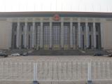 [Cliquez pour agrandir : 74 Kio] Pékin - La place Tian'anmen : le palais de l'assemblée du peuple.