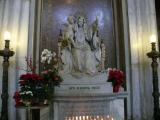 [Cliquez pour agrandir : 90 Kio] Rome - La basilique Sainte-Marie-Majeure : statue de la Vierge Marie, Reine de la Paix.