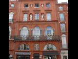 [Cliquez pour agrandir : 105 Kio] Toulouse - Rue avec des façades décorées.