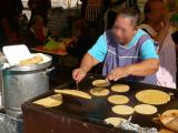 [Cliquez pour agrandir : 137 Kio] Monterrey - Vendeuse de tostadas sur un marché.