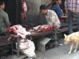 [Cliquez pour agrandir : 140 Kio] Agra - Bouchers dans une rue.