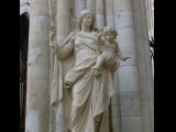 [Cliquez pour agrandir : 79 Kio] Tours - La cathédrale Saint-Gatien : statue de la Vierge à l'Enfant.