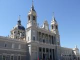 [Cliquez pour agrandir : 68 Kio] Madrid - La cathédrale Sainte-Marie de la Almudena : la façade.