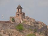 [Cliquez pour agrandir : 99 Kio] Jaipur - Le fort d'Amber : fortifications.